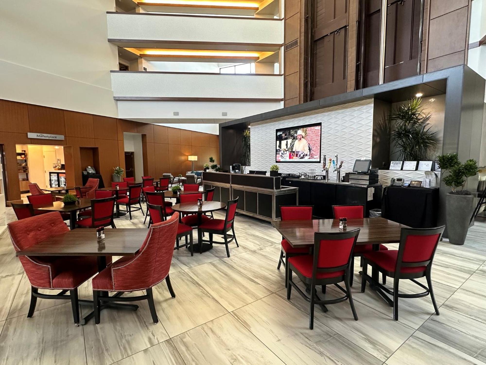 Hotel Crowne Plaza Lansing By Ihg Exterior foto